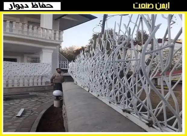حفاظ شاخ گوزنی دیوار حیاط