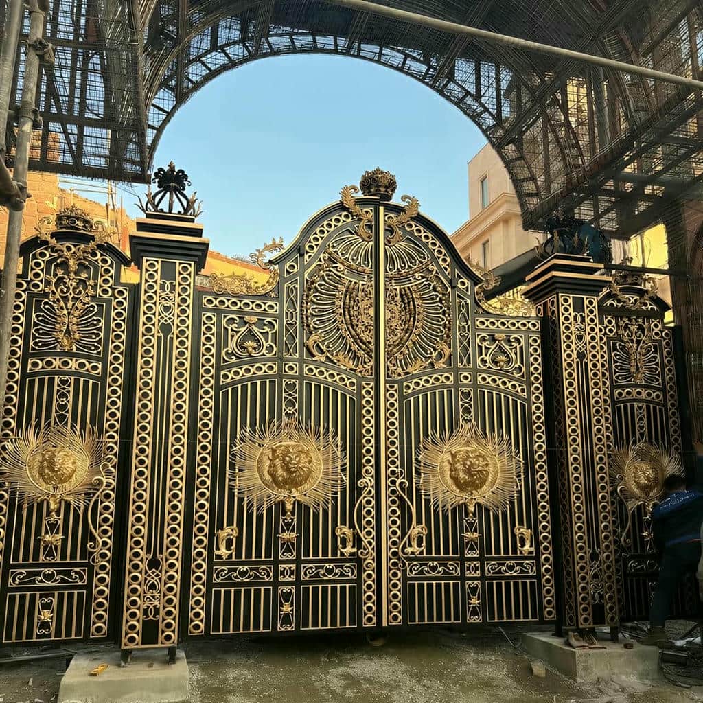 درب حیاط در فیروزکوه