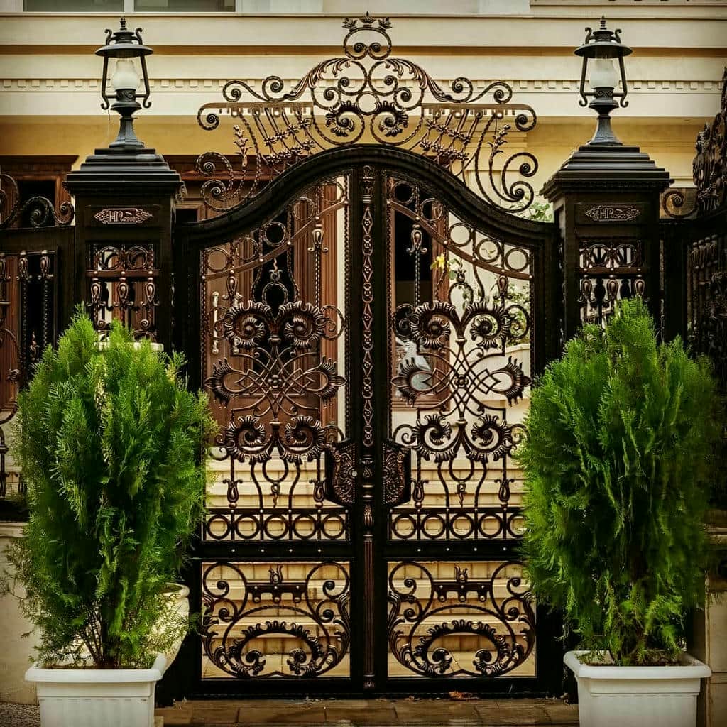 نصب درب حیاط فلزی ساده در مریوان