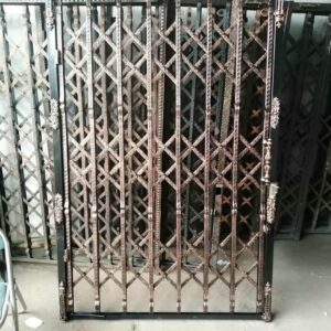 درب آکاردئونی فلزی در بندر انزلی