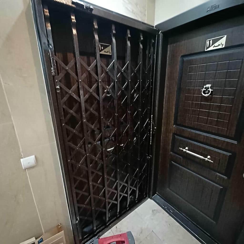 درب آکاردئونی فلزی با رنگ مقاوم مناسب فضای ورودی