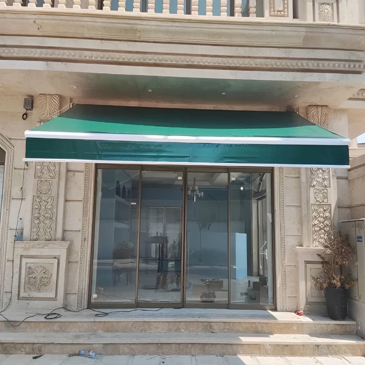 سایبان برقی تراس و بالکن با نصب دیواری تراز نصب استاندارد سایبان برقی تراس و بالکن