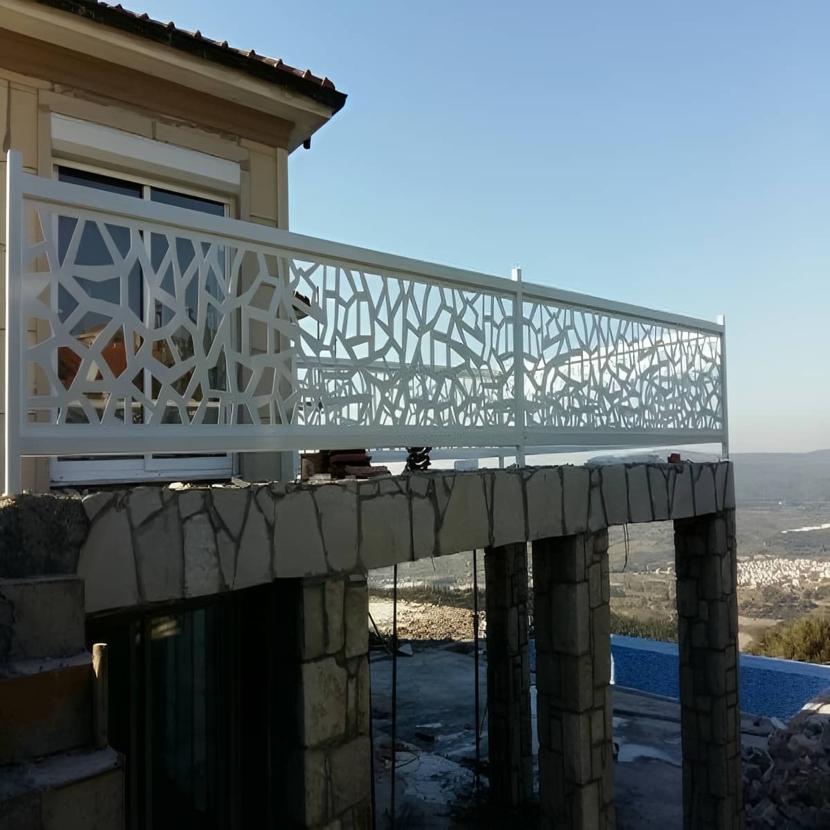نرده CNC بالکن با پوشش دید مناسب نرده CNC بالکن با پوشش دید مناسب