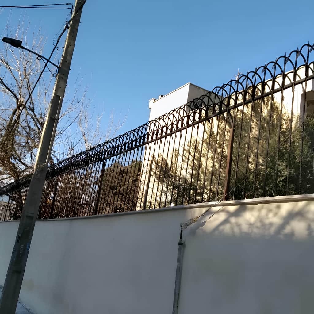 حفاظ شاخ گوزنی و حفاظ سرنیزه ای با پایه محکم نصب شده