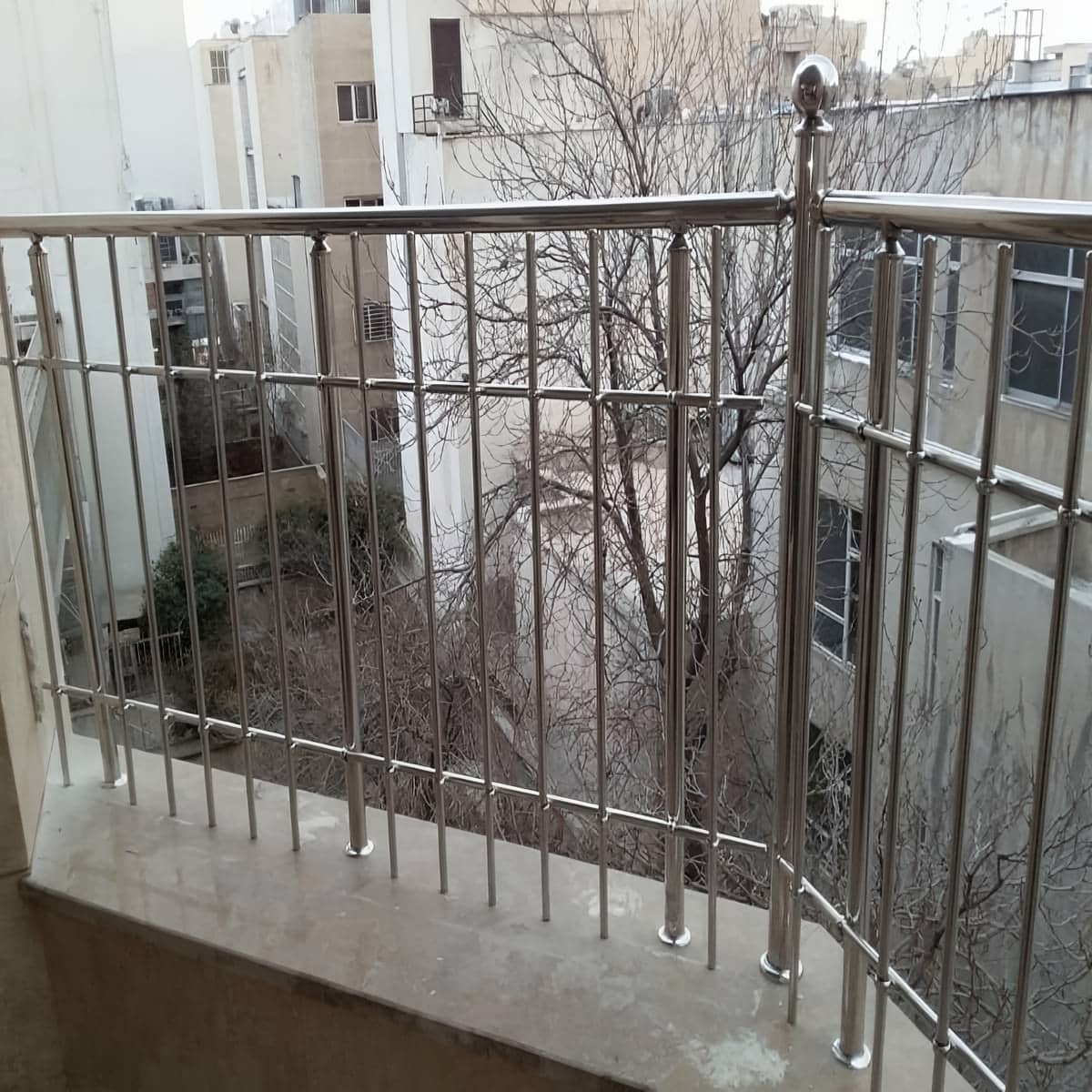 نرده استیل تراس مدرن با پایه های محکم روی کف نرده استیل تراس مدرن با پایه های محکم روی کف