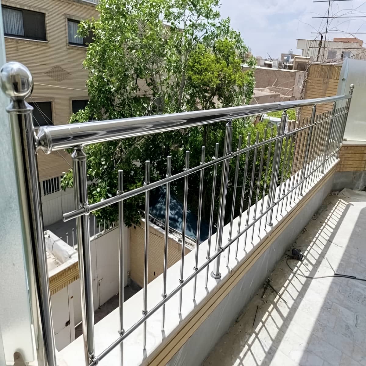 نرده استیل تراس مدرن با خطوط افقی منظم نرده استیل تراس مدرن با خطوط افقی منظم