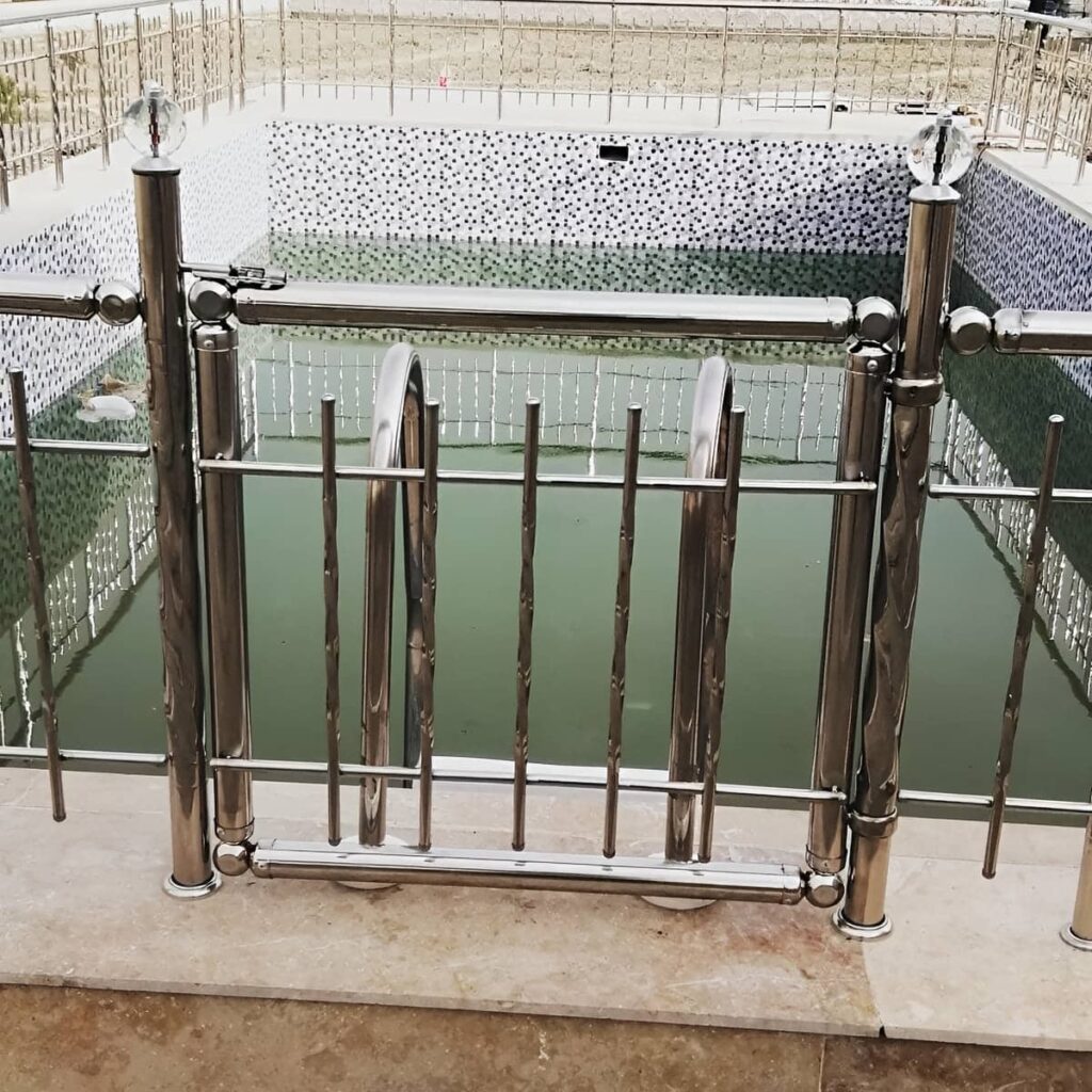 نصب نرده استیل ضدزنگ در فضای باز