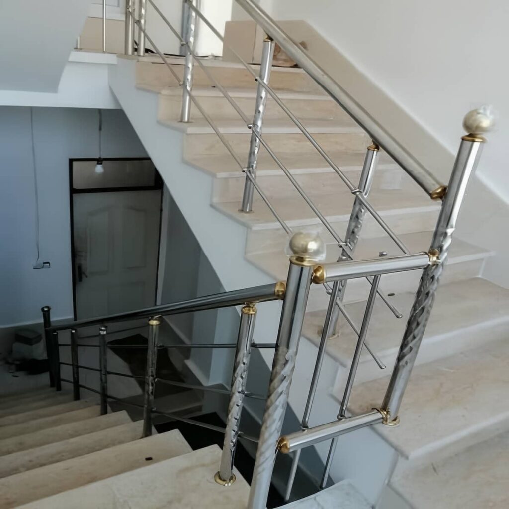 اجرای نرده استیل ساده با خطوط مدرن