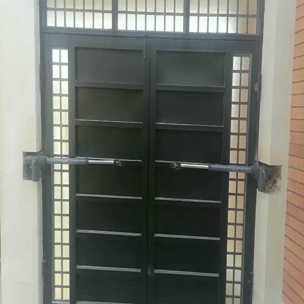 جک درب پارکینگ با بازوی نصب شده روی درب لولایی جک درب پارکینگ با بازوی نصب شده روی درب لولایی