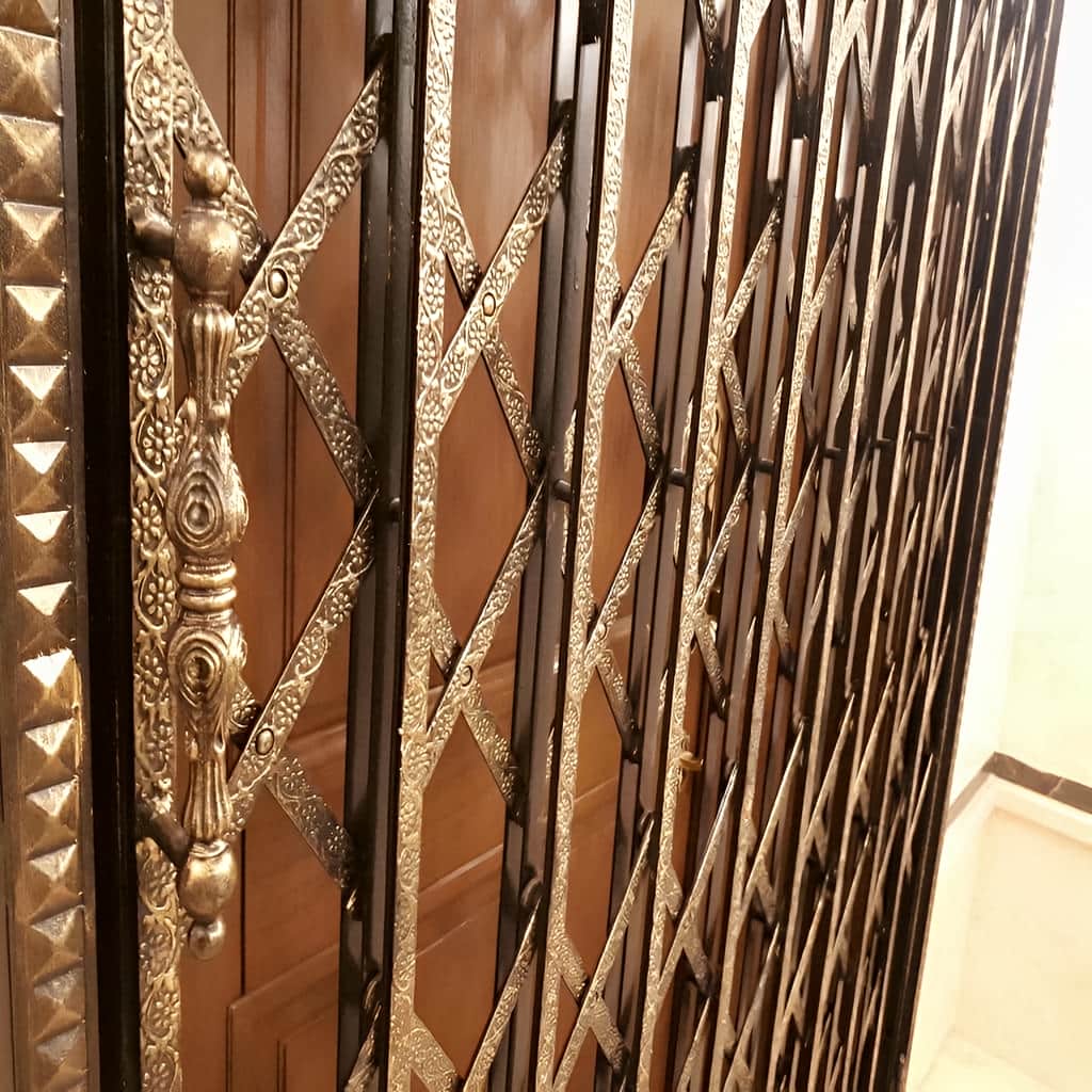 درب آکاردئونی پنج گل دوبل با ساختار متراکم و ظاهر منظم