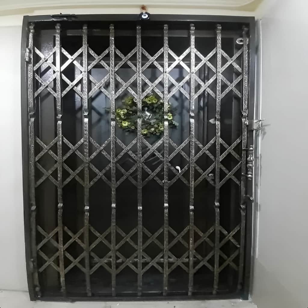 قیمت درب آکاردئونی سه گل تسمه وابسته به متریال و نصب