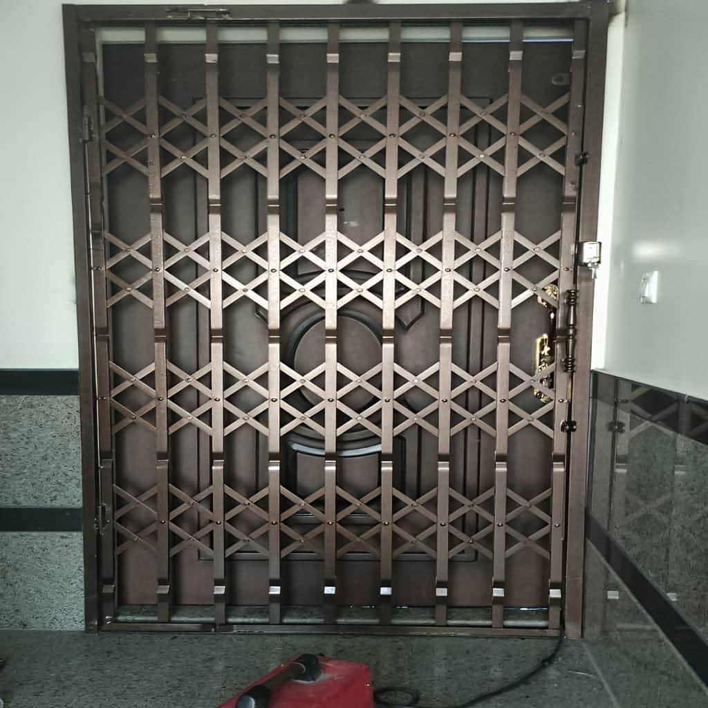 نصب درب آکاردئونی چهار گل لوزی با ریل روان و دقیق
