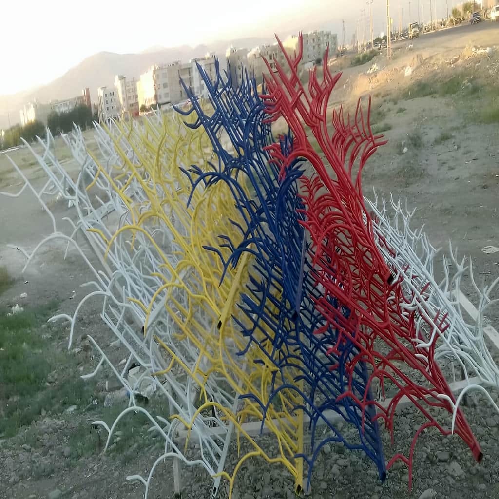 حفاظ آبشاری روی دیوار سنگی با رنگ پوششی مقاوم