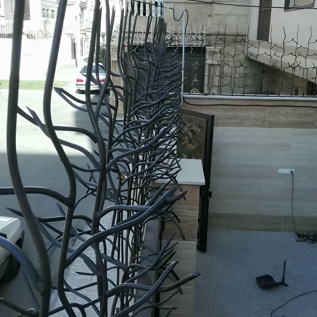 نصب حفاظ آبشاری روی تاج دیوار سنگی