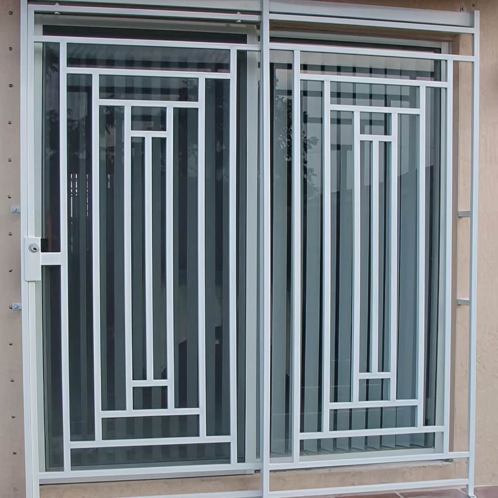 اجرای حفاظ پنجره کلاسیک طرح رومی روی نمای کلاسیک