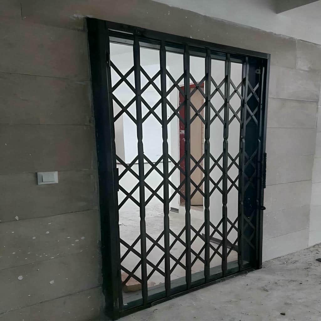 نصب درب آکاردئونی شیک قفل دار با بررسی دقیق چهارچوب