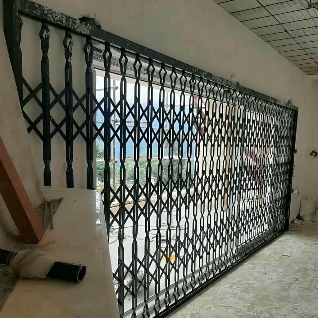 اجرای حفاظ آکاردئونی لوزی تسمه پهن متناسب با چهارچوب