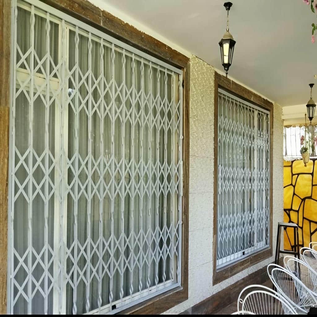 نصب درب آکاردئونی مشکی طلایی با بررسی دقیق چهارچوب