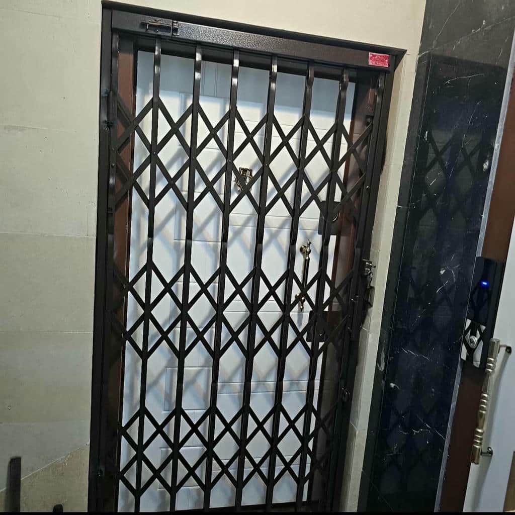 درب آکاردئونی سفید طلایی با ریل روان و ظاهر روشن