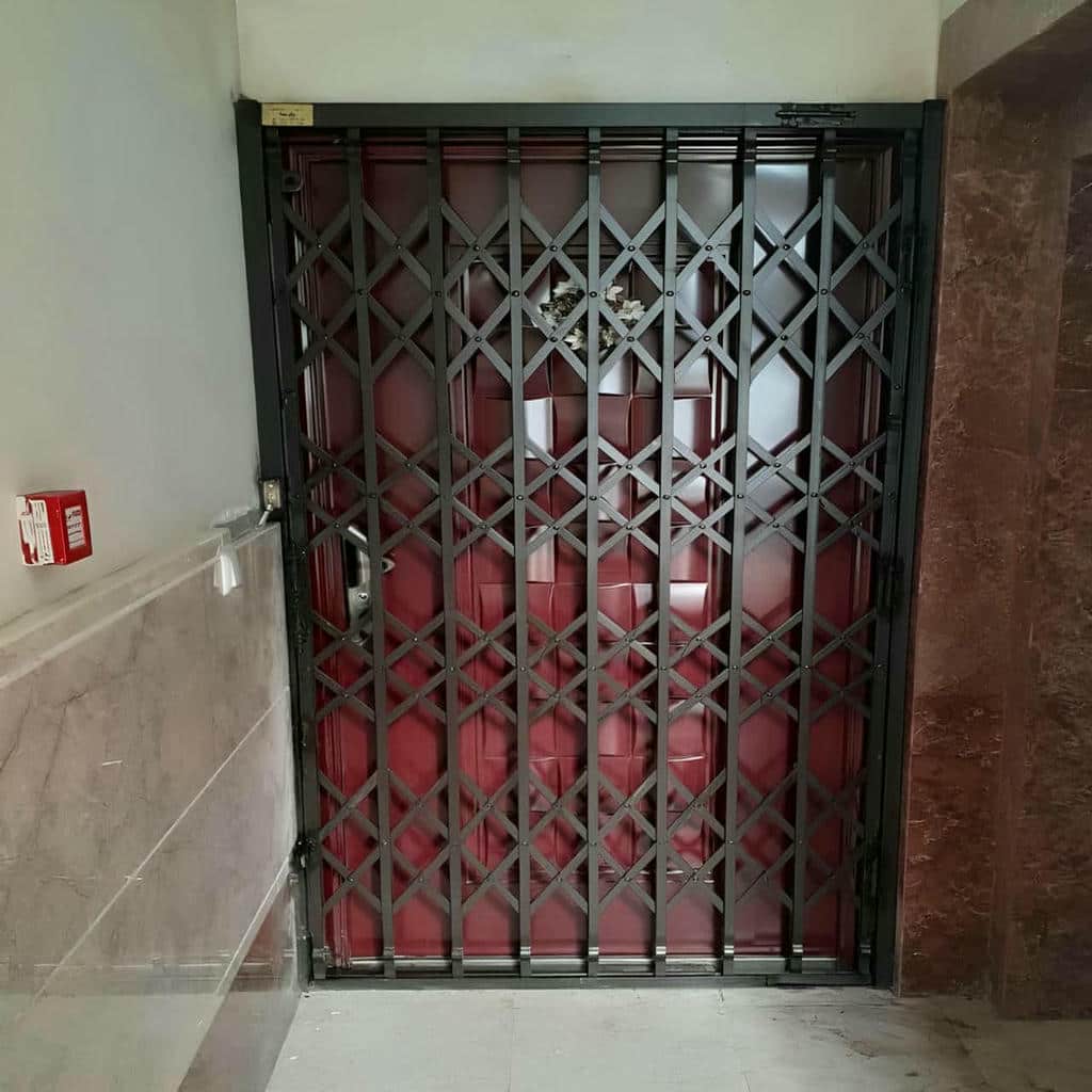 نصب درب آکاردئونی سفید طلایی با بررسی دقیق چهارچوب