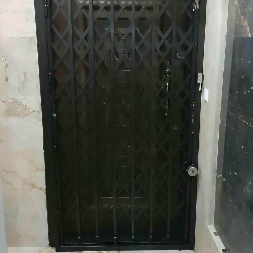 سفارش درب آکاردئونی تسمه پهن آهنی با قفل تقویت‌شده