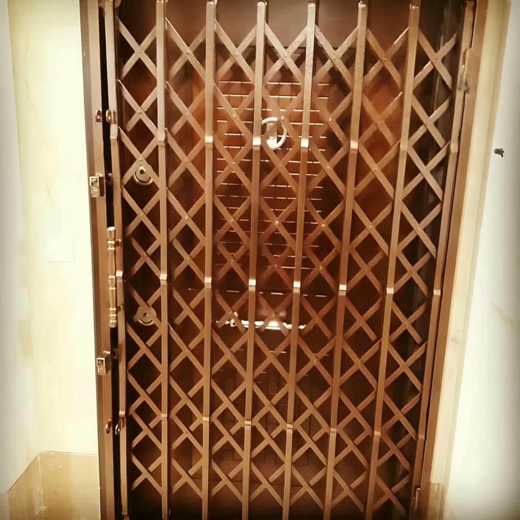 درب آکاردئونی مشکی طلایی با ریل روان و ظاهر شیک