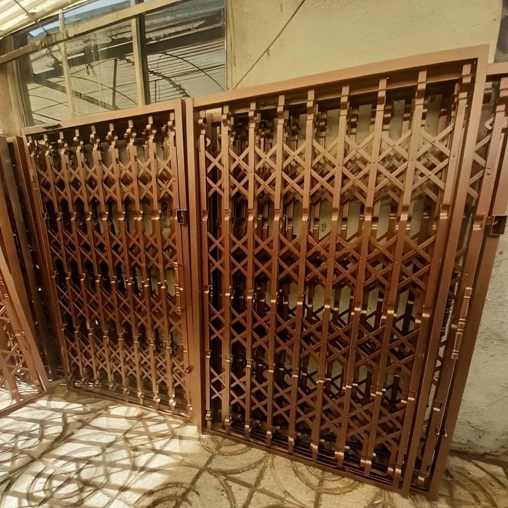 درب آکاردئونی سفید طلایی با رنگ کوره‌ای و جوشکاری تمیز