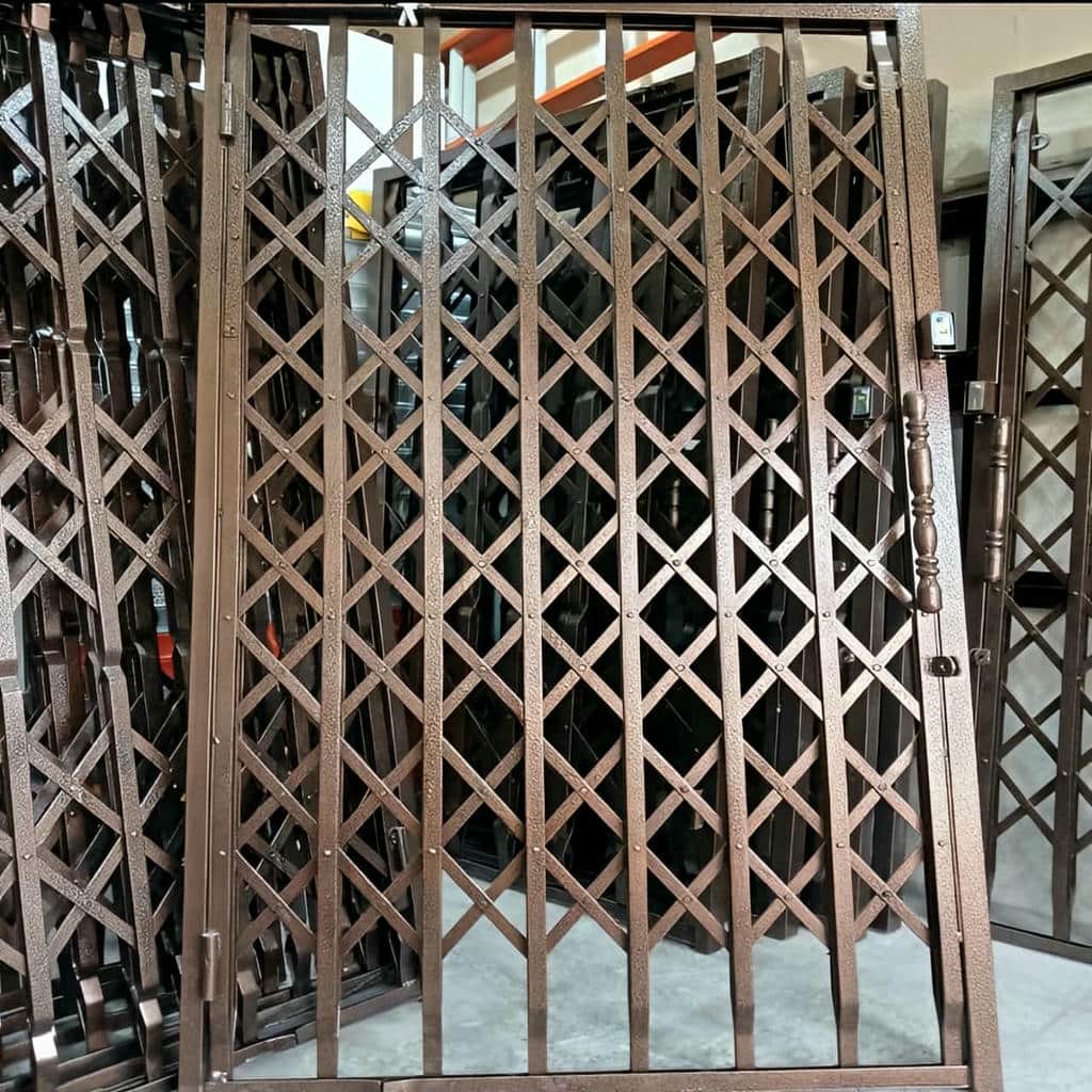 خرید درب آکاردئونی مشکی طلایی با مشاوره انتخاب طرح