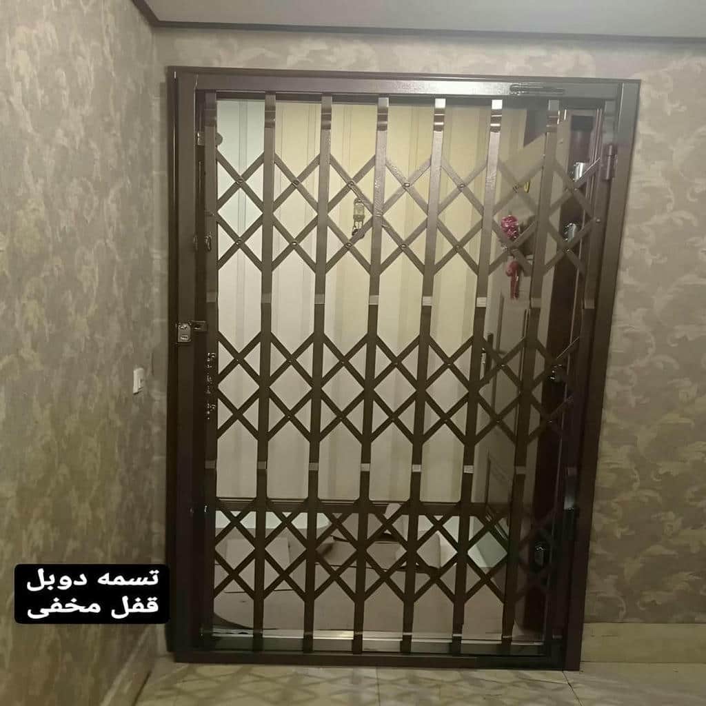 تولید درب آکاردئونی مشکی طلایی برای ورودی واحد