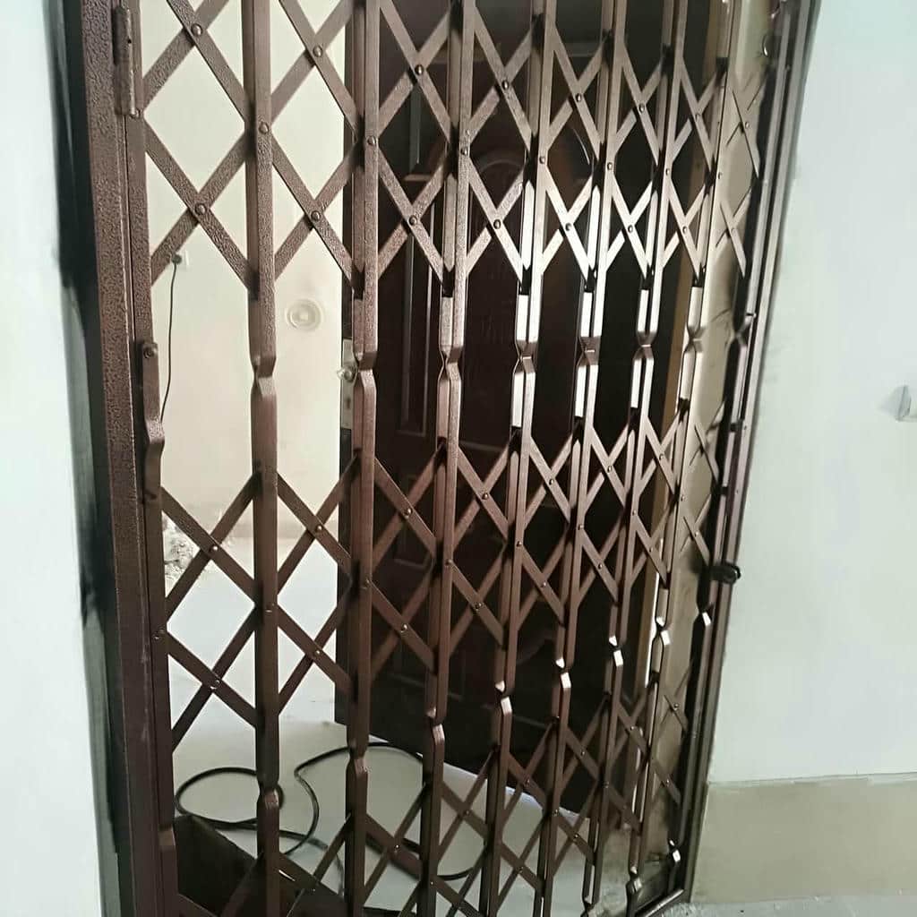 تولید درب آکاردئونی سفید طلایی برای ورودی واحد
