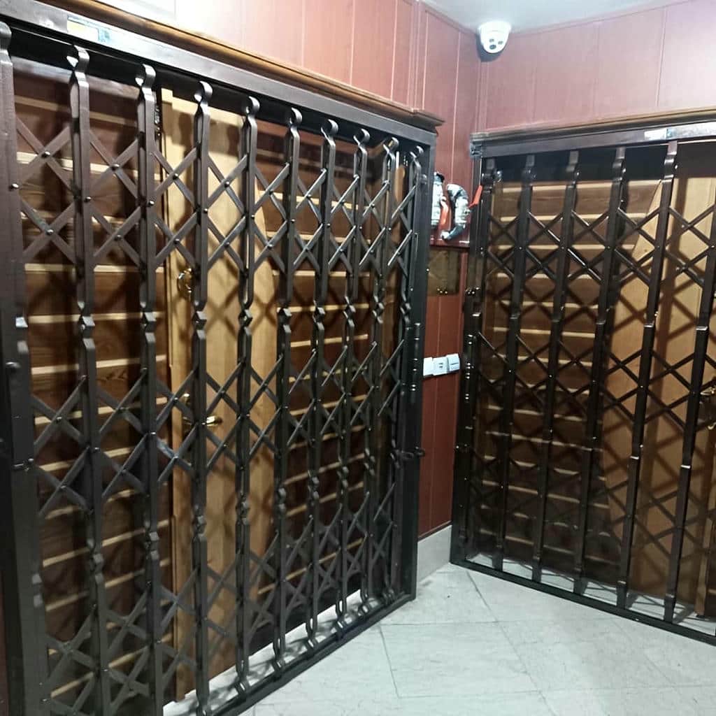 نصب درب آکاردئونی مدرن مشکی ورودی اداری با بررسی چهارچوب