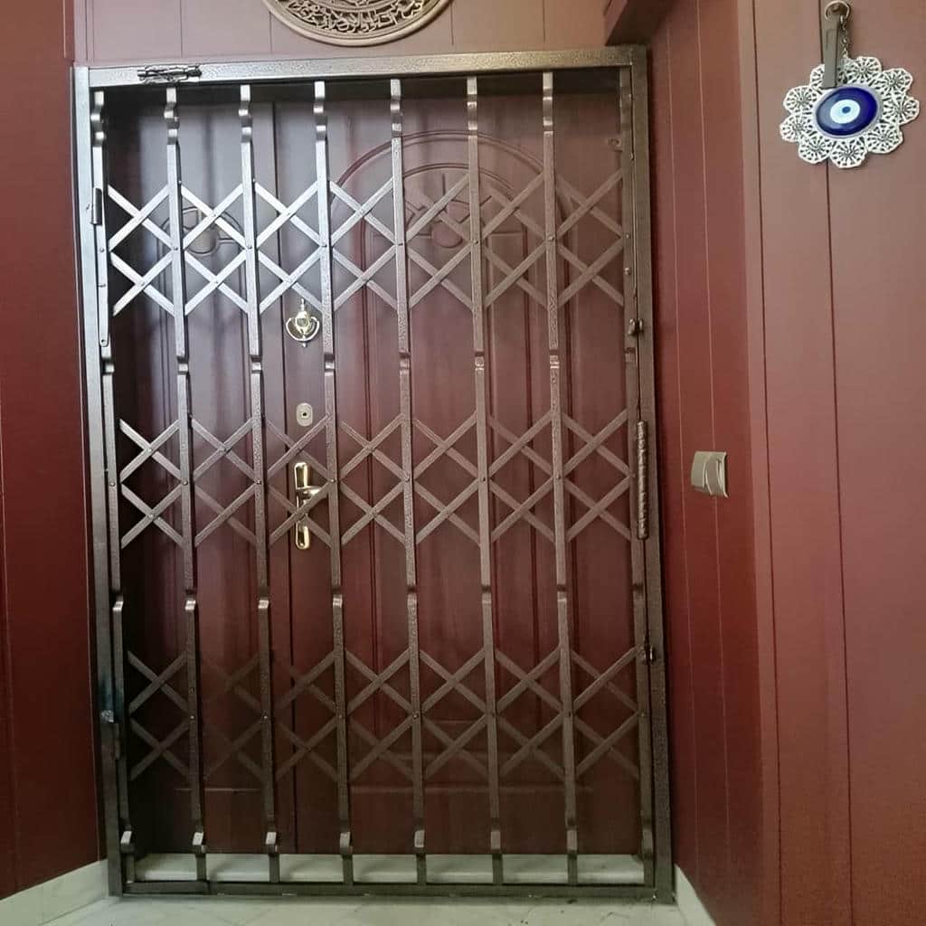 نصب حفاظ آکاردئونی دو جداره ورودی با ریل روان و دقیق
