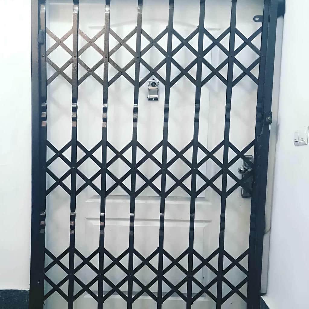 سفارش درب آکاردئونی سفید طلایی با قفل تقویت‌شده