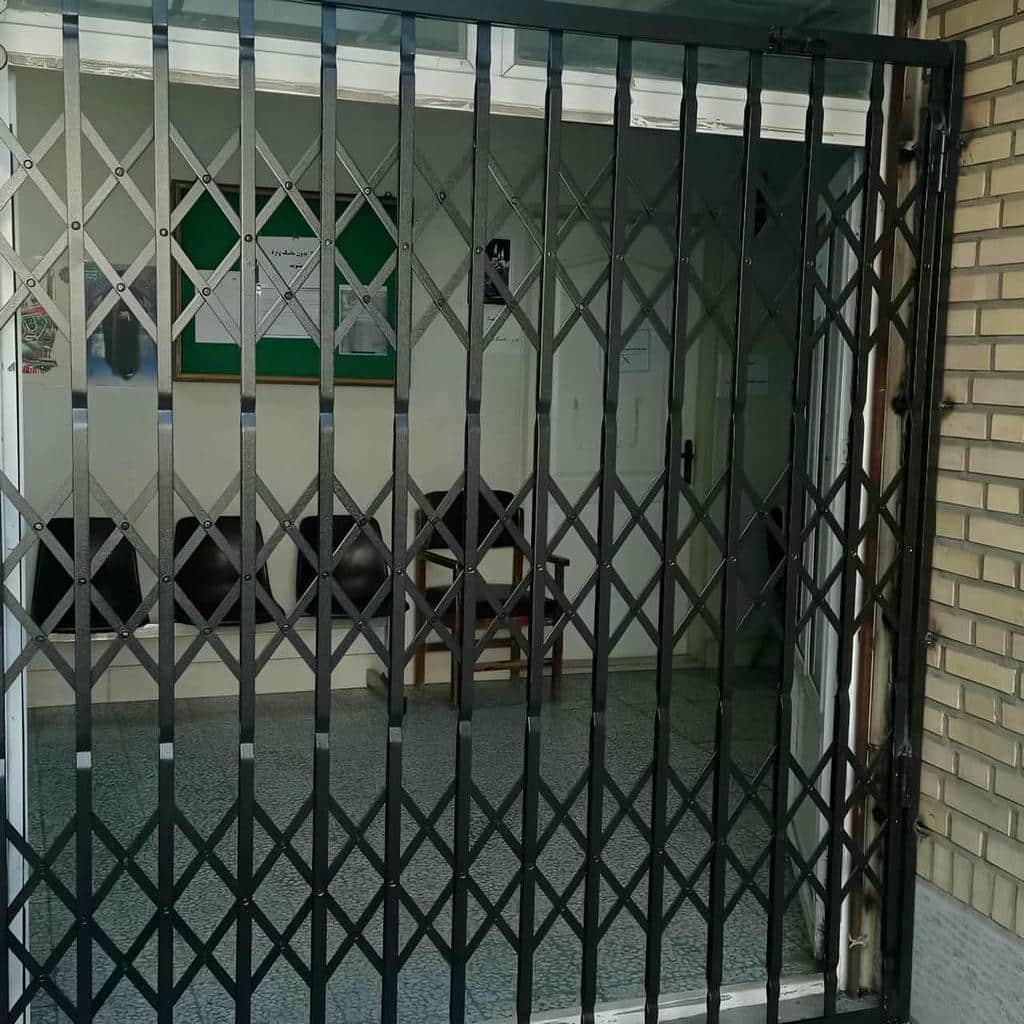 قیمت درب آکاردئونی سلطنتی گل دار وابسته به متریال و نصب