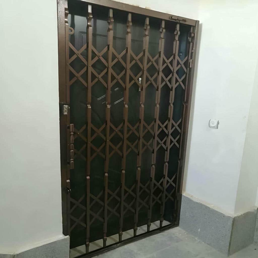 اجرای درب آکاردئونی طلایی سلطنتی متناسب با فضای ورودی