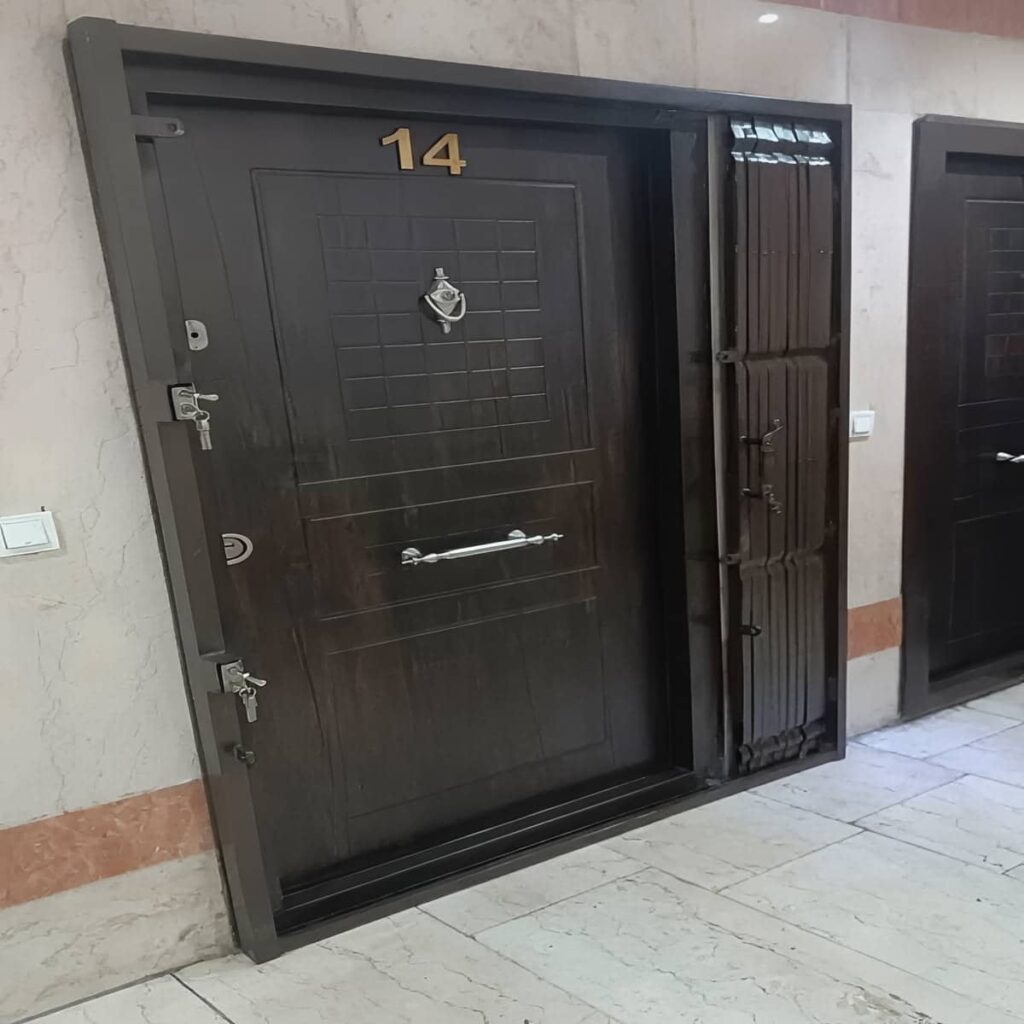 نصب حفاظ آکاردئونی درب واحد مسکونی با ریل روان و دقیق