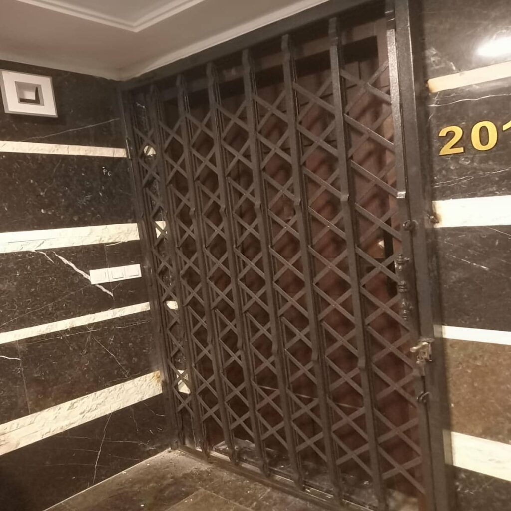درب حفاظ فلزی ورودی واحد با رنگ کوره‌ای و جوشکاری تمیز