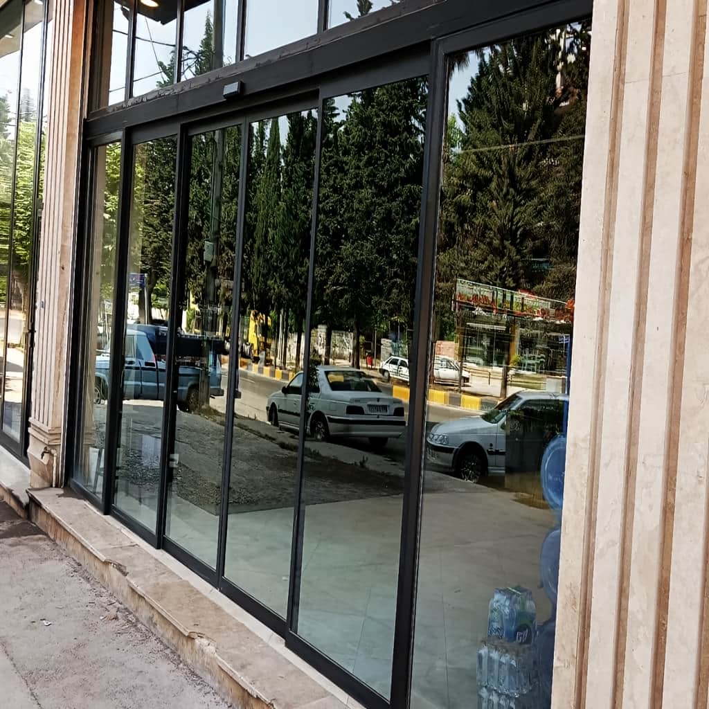 نمونه درب اتوماتیک شیشه ای مدرن فریم مشکی برای سفارش ورودی خاص