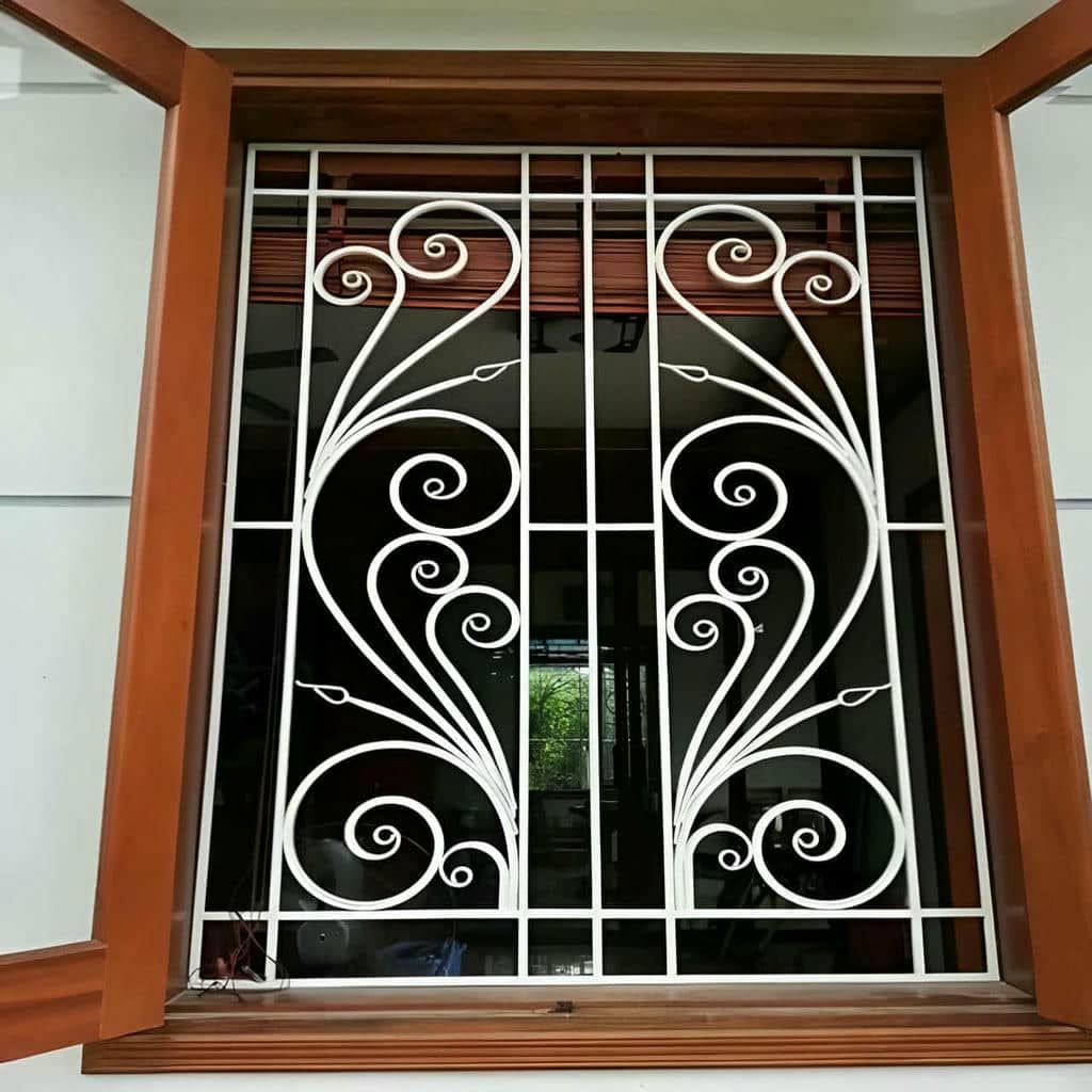 نصب نرده پنجره فرفورژه گل دار با قاب دقیق