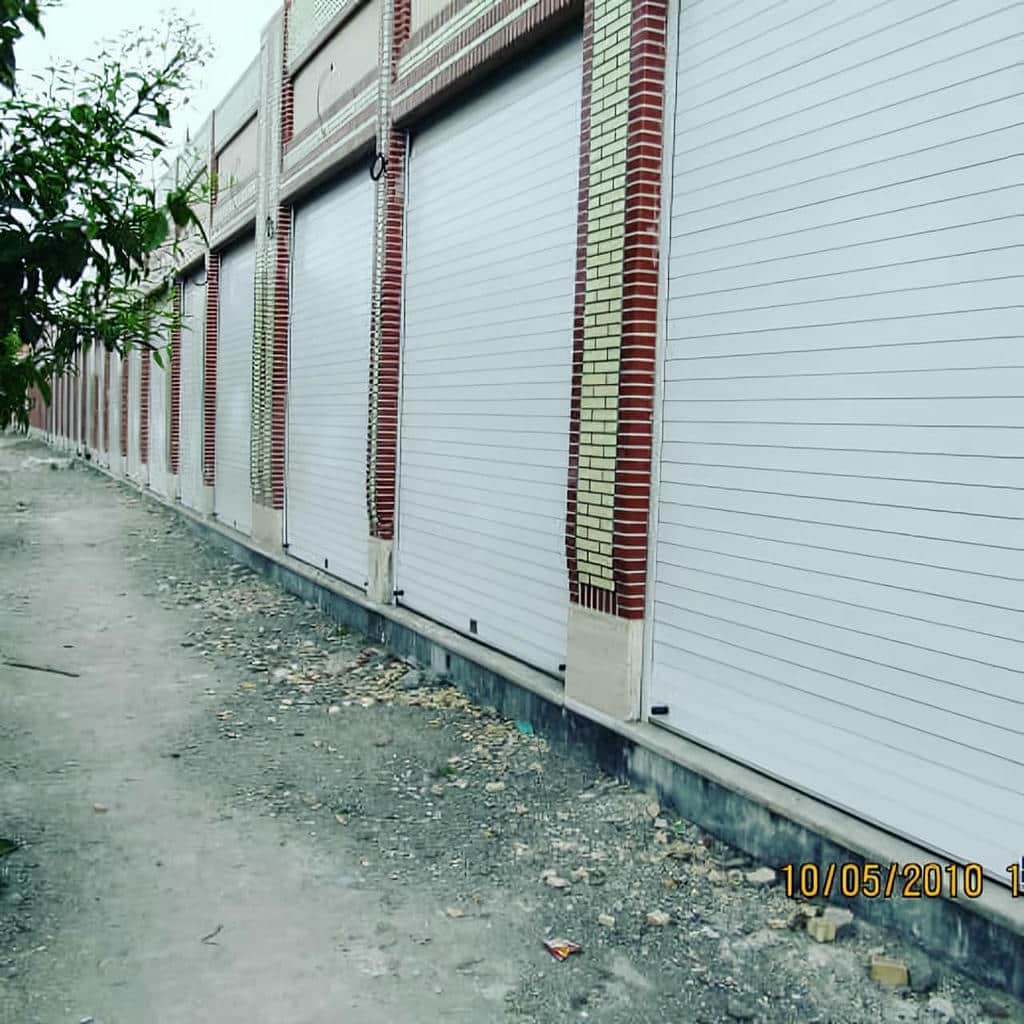 نصب کرکره برقی مدرن نمای تجاری با ریل دقیق