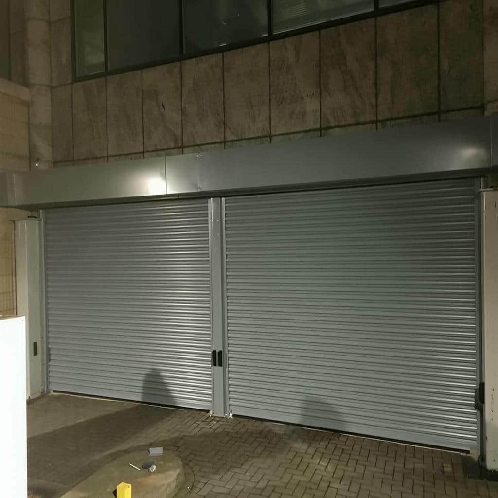 اجرای کرکره برقی ضد سرقت فروشگاهی برای ویترین