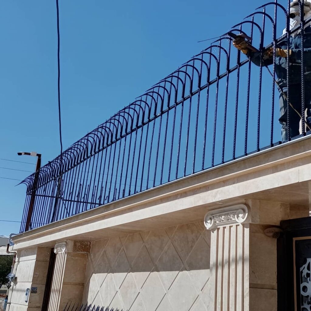 اجرای حفاظ سرنیزه ای دیوار حیاط با فرم منظم