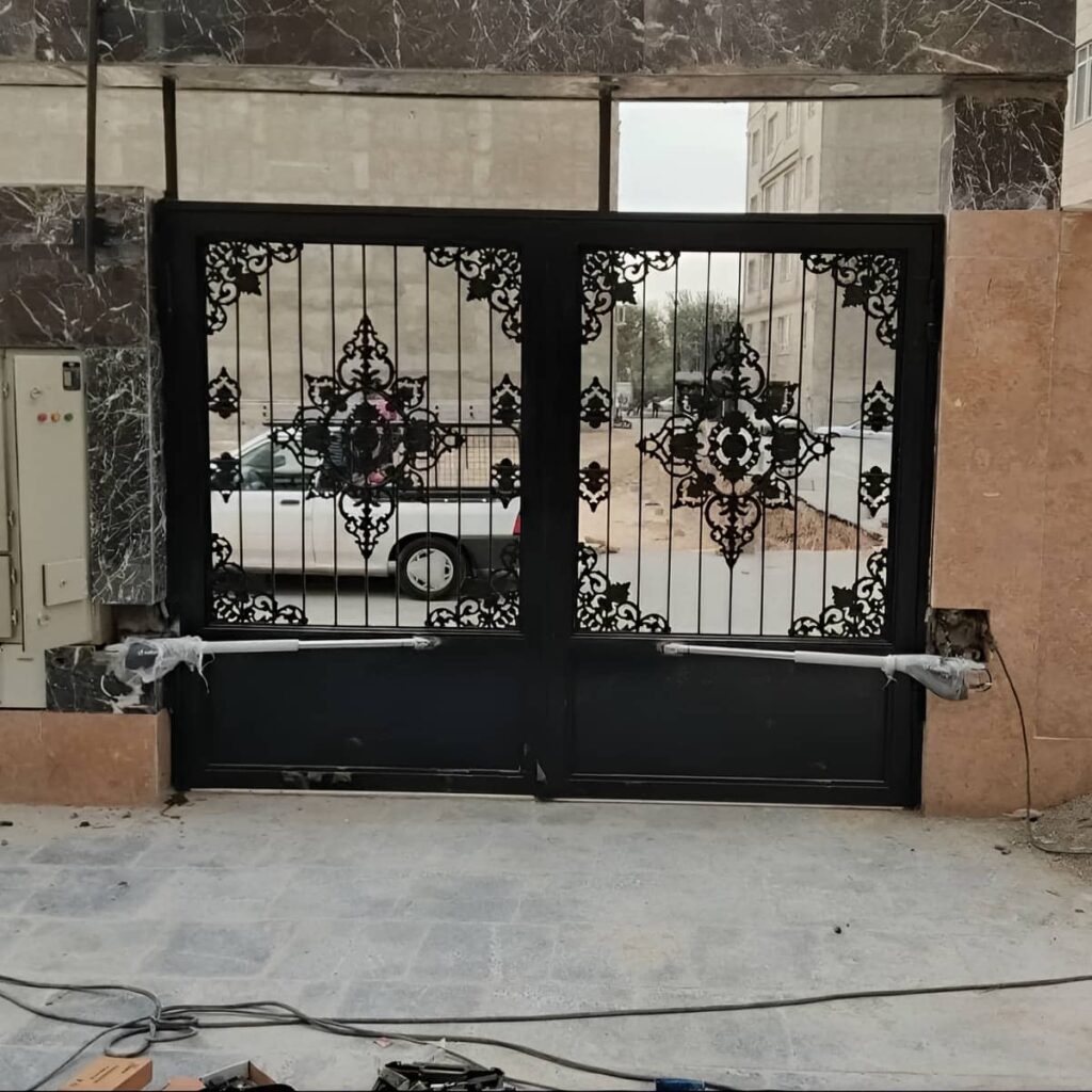 نصب درب پارکینگ جک دار بازویی با بازوی هماهنگ و براکت دقیق