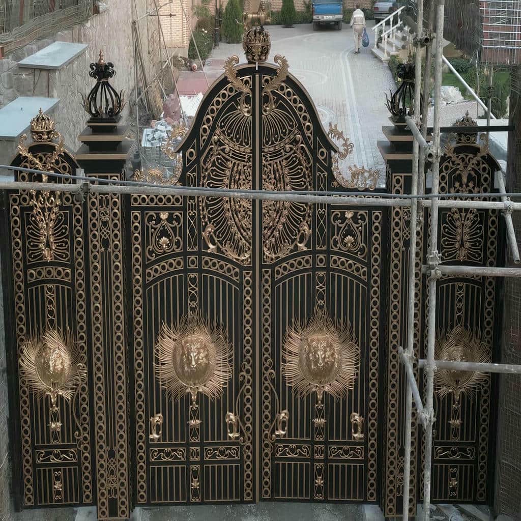 ساخت درب پارکینگ فرفورژه نمای رومی ورق دار با پوشش دید