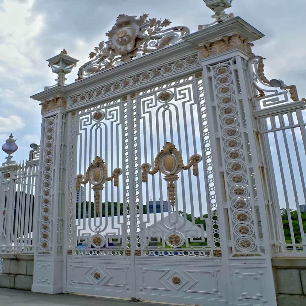 سفارش درب پارکینگ برش لیزری طرح هندسی مربعی برای نمای ساده
