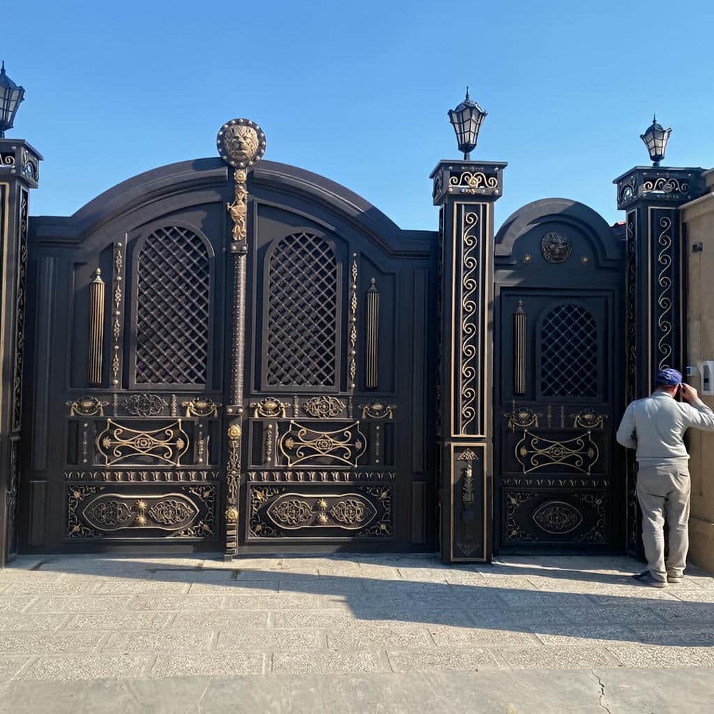 درب حیاط مشبک نورگیر دو لنگه برای اجرای ورودی حیاط