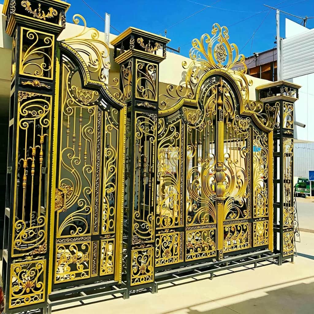 درب آهنی شیک ورودی حیاط مدل نیمه پوشیده
