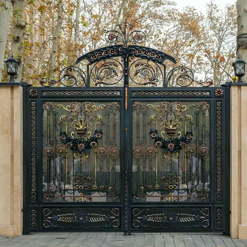 سفارش درب پارکینگ ویلایی دو لنگه فرفورژه برای نمای شاخص