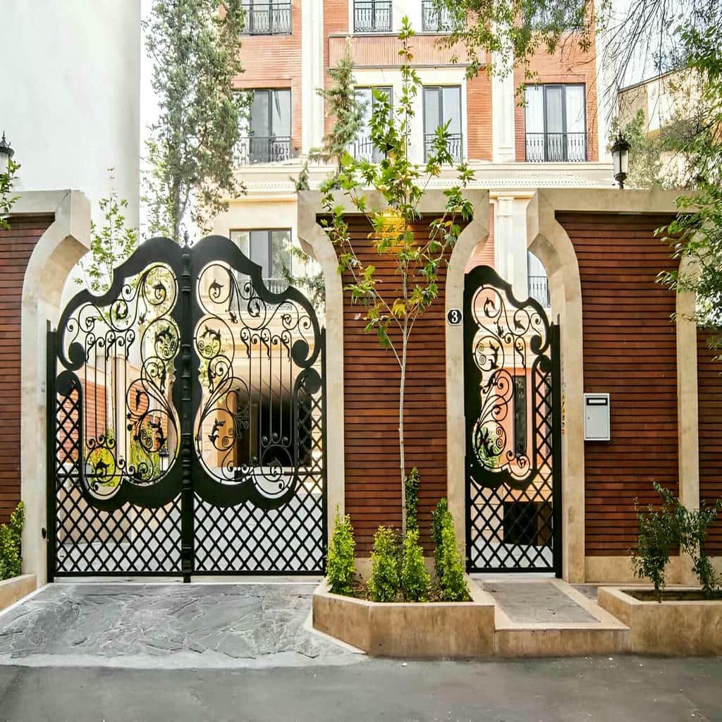 مدل فرفورژه درب حیاط کوچک نفررو برای نصب مطمئن