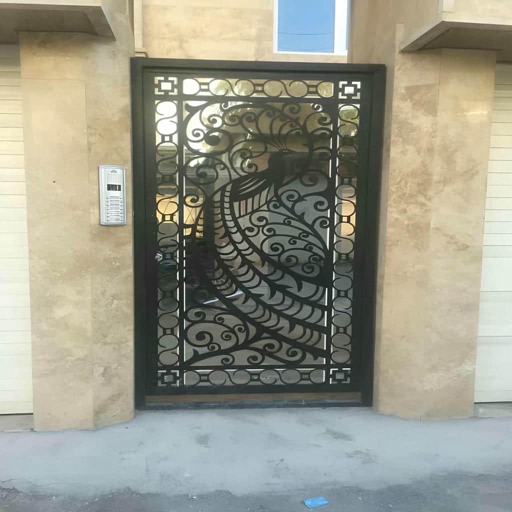 مدل دو لنگه درب حیاط فرفورژه نمای رومی برای نصب مطمئن